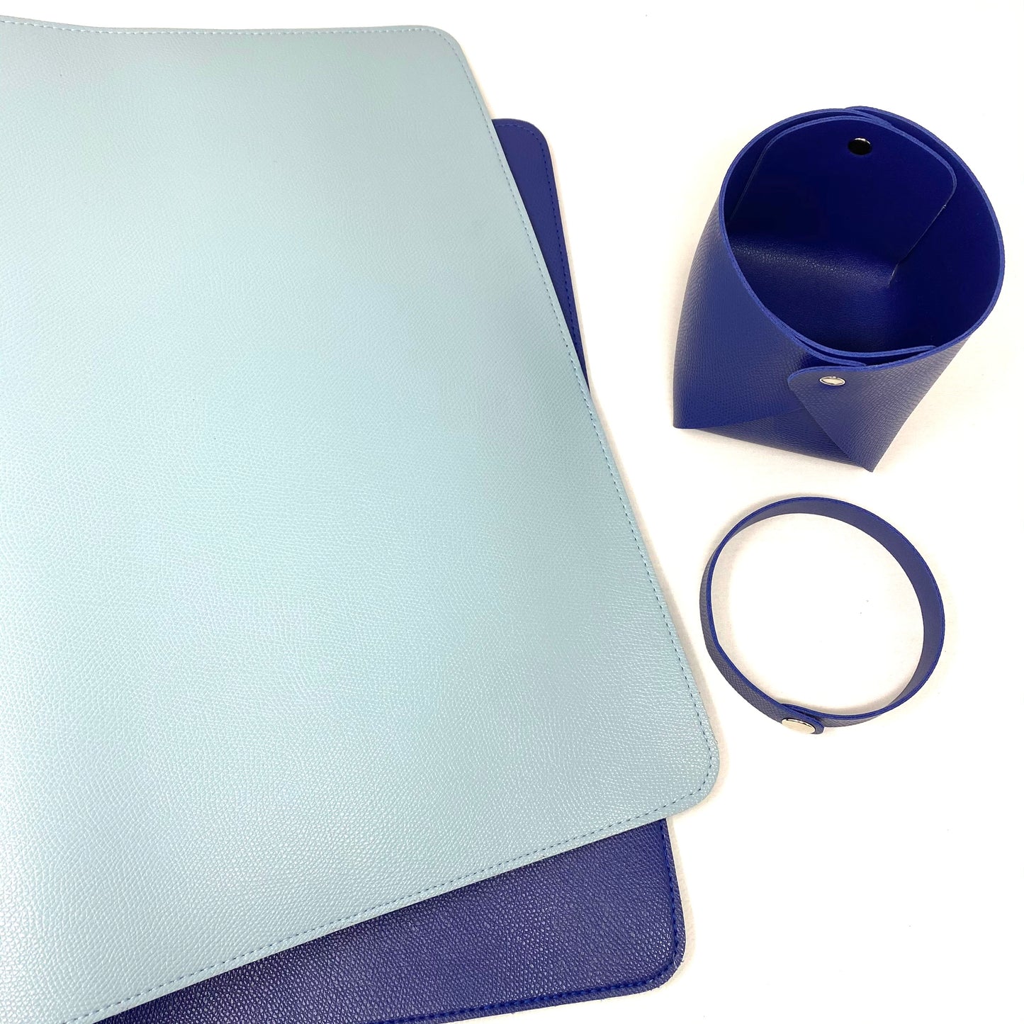 Reversible desk blotter mat with pen holder